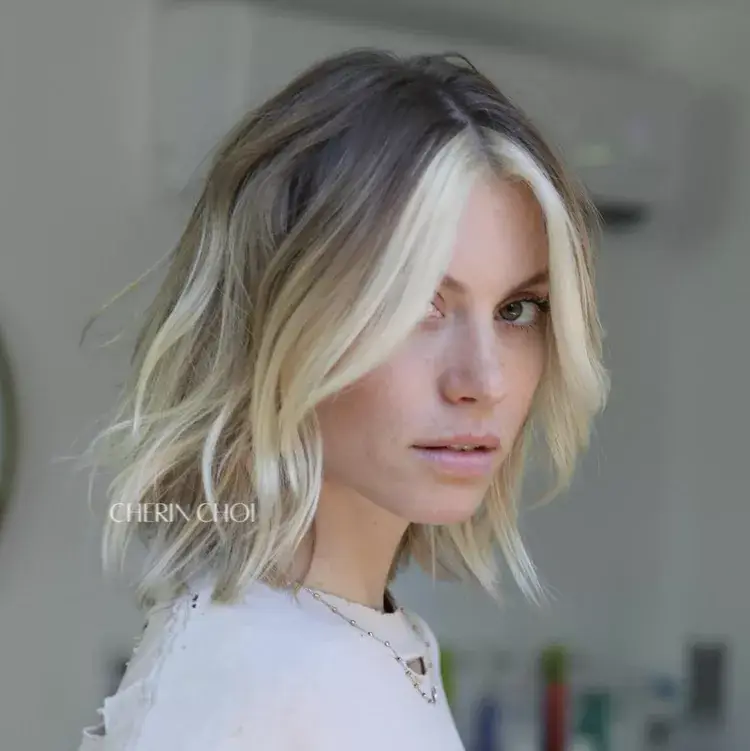 Lob With Face-Framing Highlights
