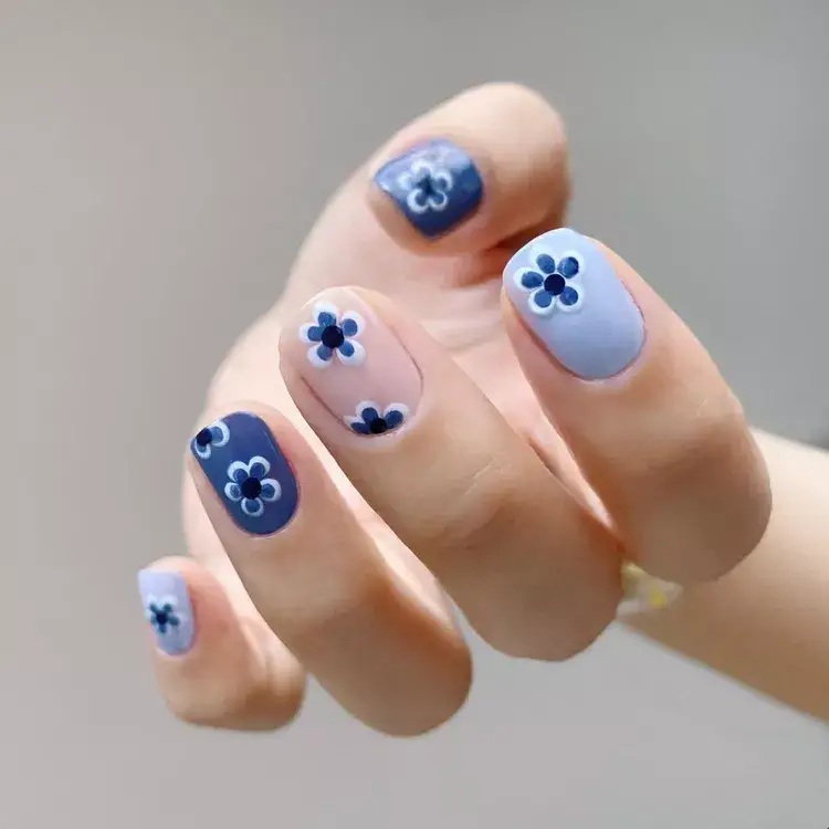 23. Blue and White Short Floral Nails
