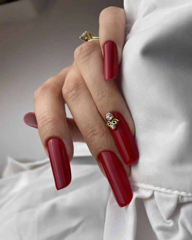 10. Slim cherry red nails