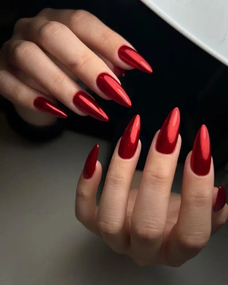 15. Festive red manicure