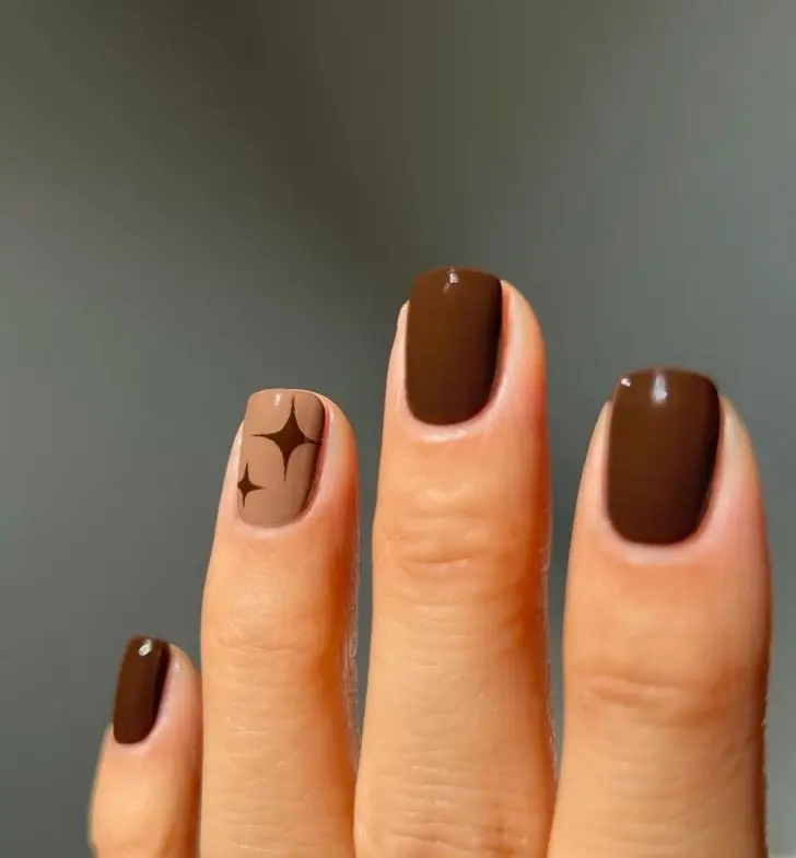 15. Twinkling Brown Short Autumn Nails