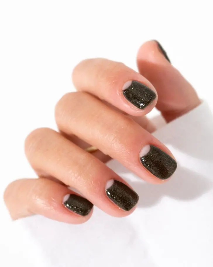 20. Negative Space Black Glitter Short Fall Nails