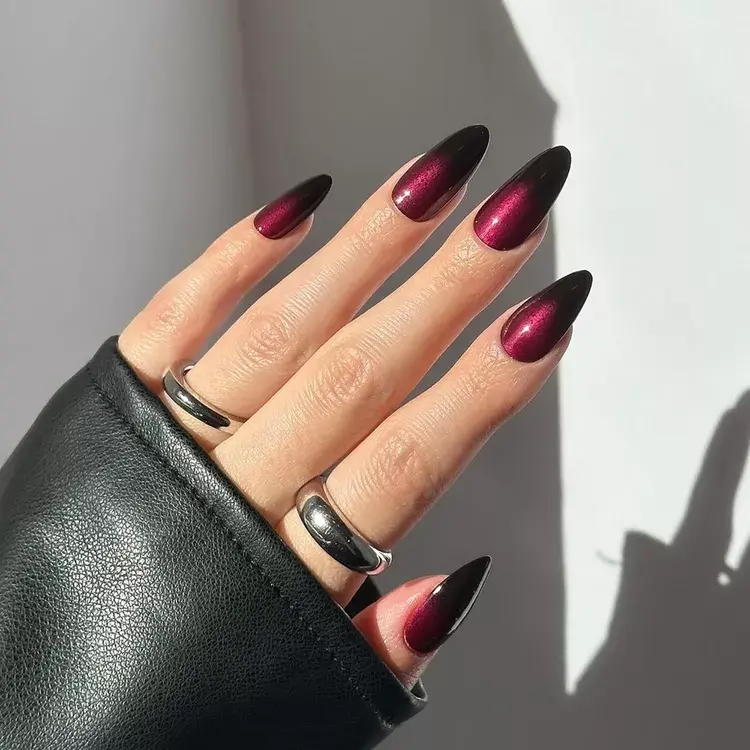 26. Vampy Ombré Nails