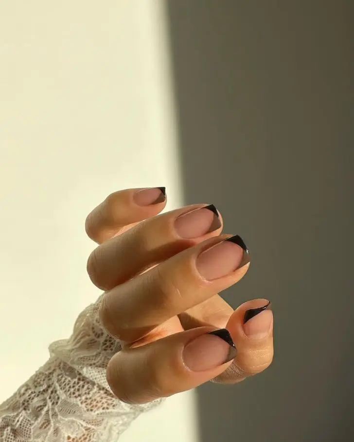 30. Geometric French Tip Fall Inspo