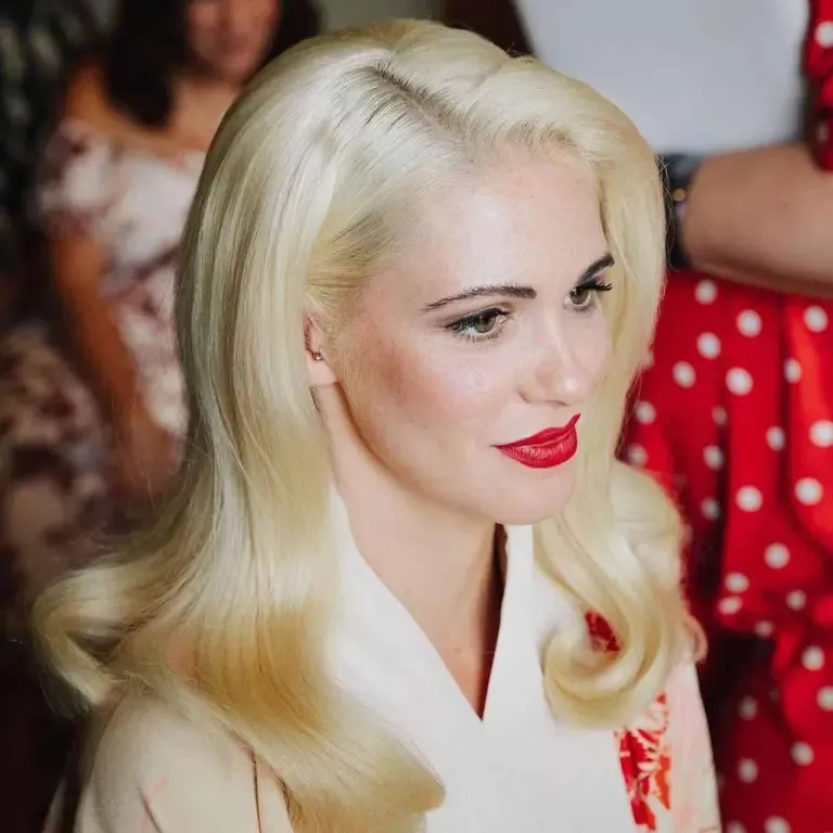 Long Blonde Side Parted Hair With Vintage Waves